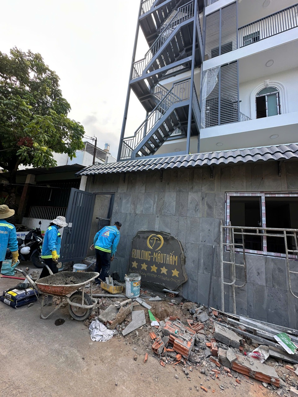 LUXURY SERVICED APARTMENT BUILDING