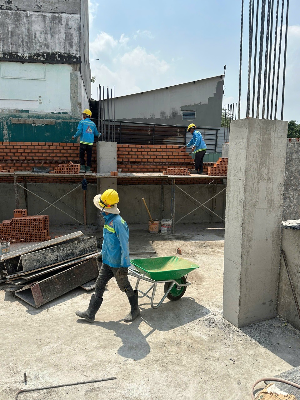 TÒA NHÀ KHÁCH SẠN